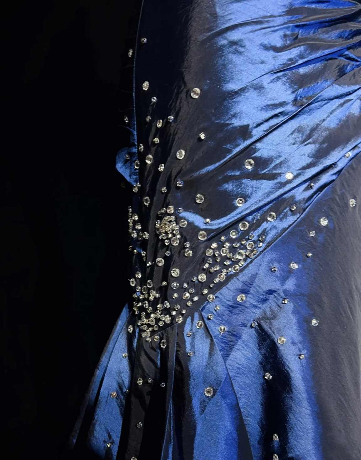 Blaues, elegantes, bodenlanges Ballkleid aus Satin mit exquisiter Perlenstickerei im Vintage-Stil (gh3636)