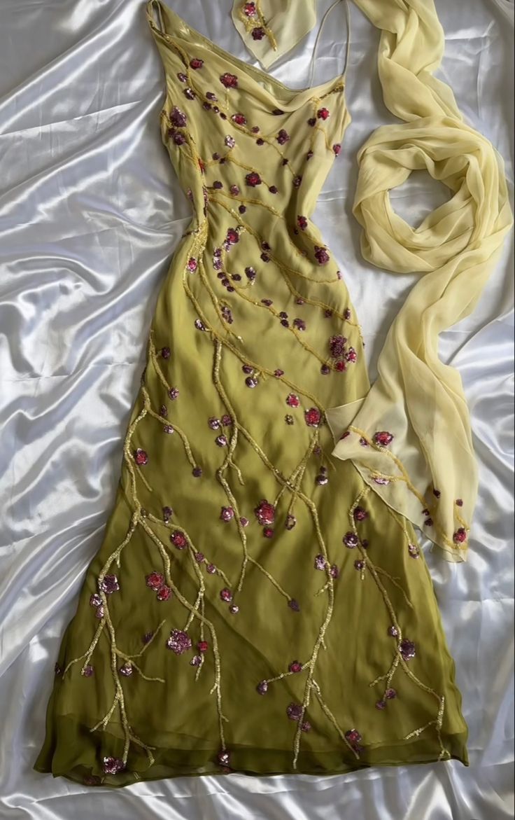 Yellow Green gorgeous exquisite vintage embroidered spaghetti strap long ball gown prom dress evening gown gh2932