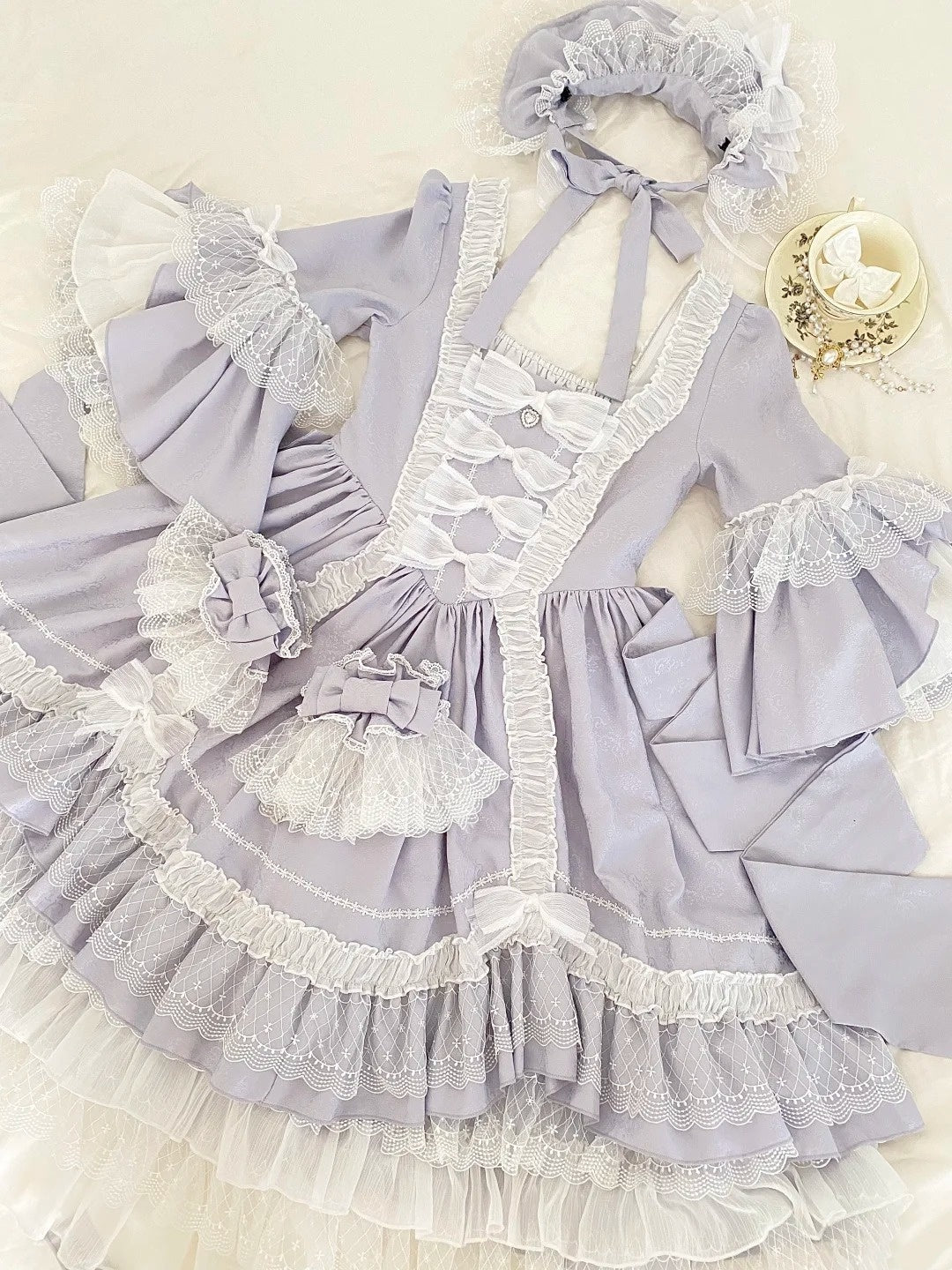 Hellviolettes Satin-Ballkleid mit eckigem Ausschnitt, langen Ärmeln, Stufenrock, Rokoko-Stil, Spitze und Schleife – ideal für Teepartys und Retro-Partys (gh6739)