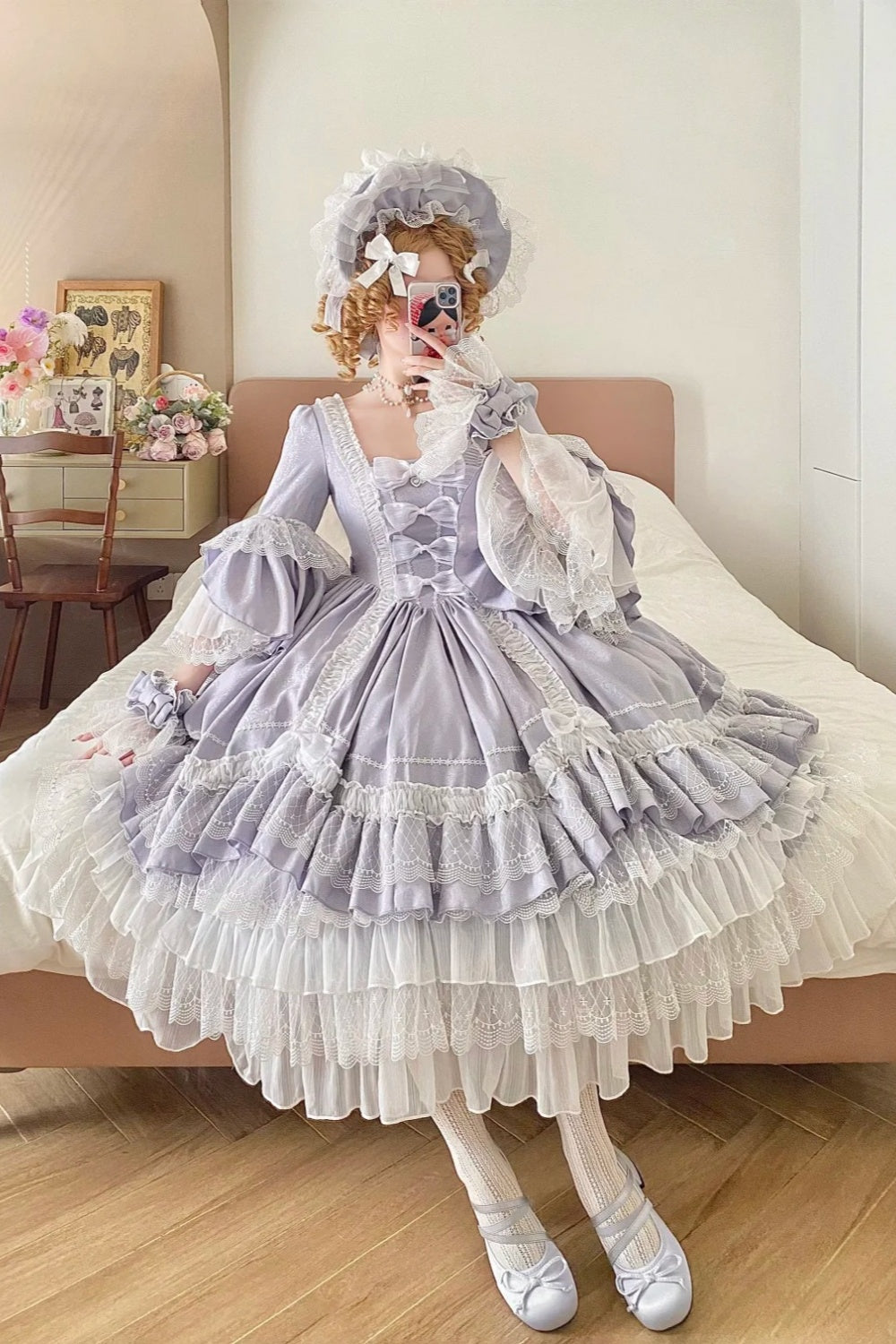 Hellviolettes Satin-Ballkleid mit eckigem Ausschnitt, langen Ärmeln, Stufenrock, Rokoko-Stil, Spitze und Schleife – ideal für Teepartys und Retro-Partys (gh6739)