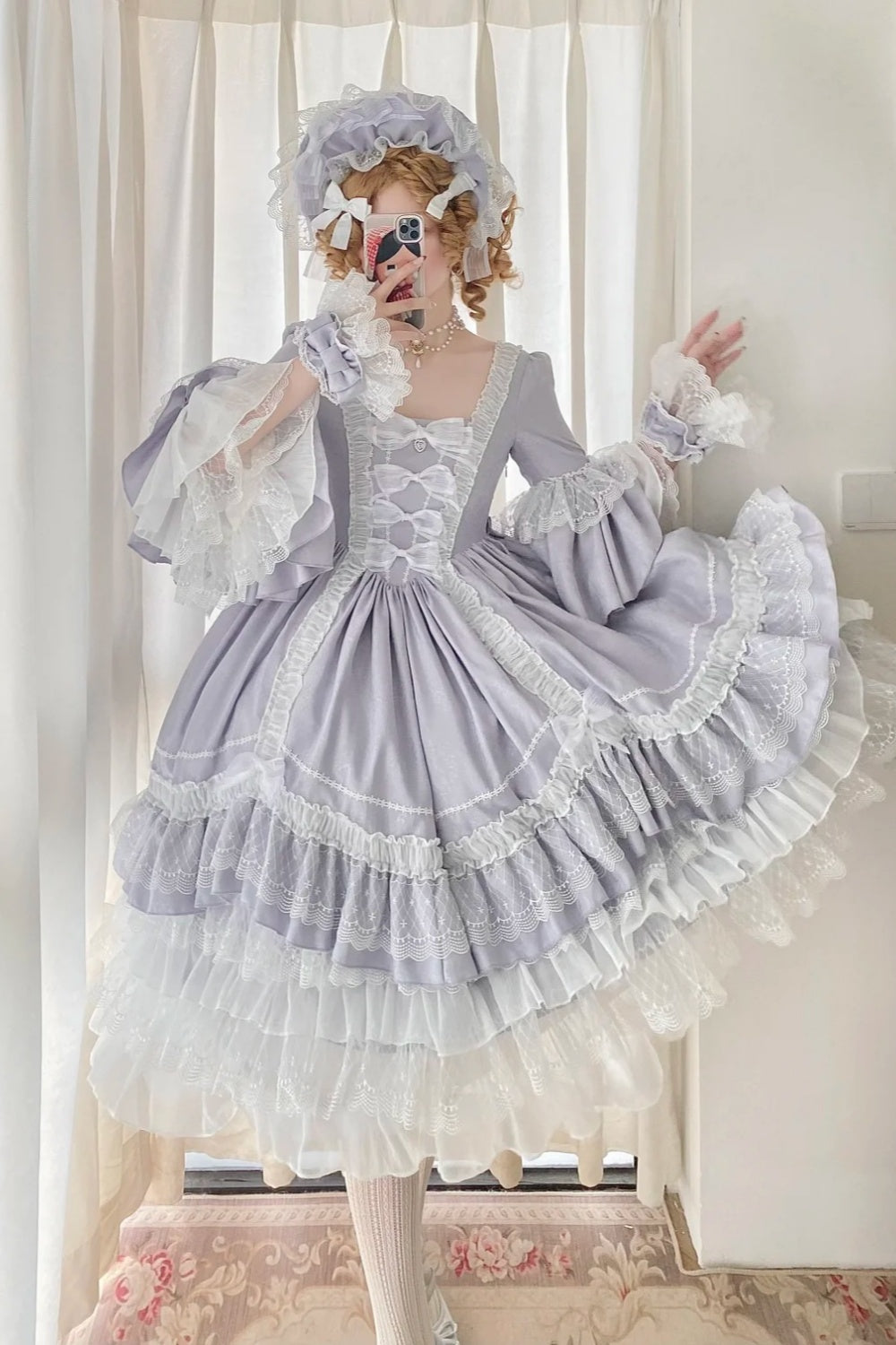 Hellviolettes Satin-Ballkleid mit eckigem Ausschnitt, langen Ärmeln, Stufenrock, Rokoko-Stil, Spitze und Schleife – ideal für Teepartys und Retro-Partys (gh6739)