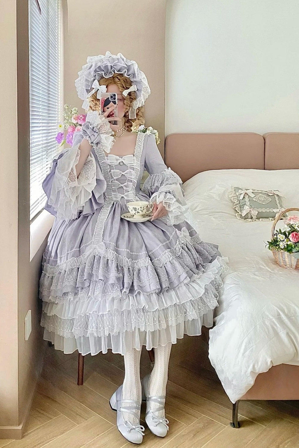 Hellviolettes Satin-Ballkleid mit eckigem Ausschnitt, langen Ärmeln, Stufenrock, Rokoko-Stil, Spitze und Schleife – ideal für Teepartys und Retro-Partys (gh6739)