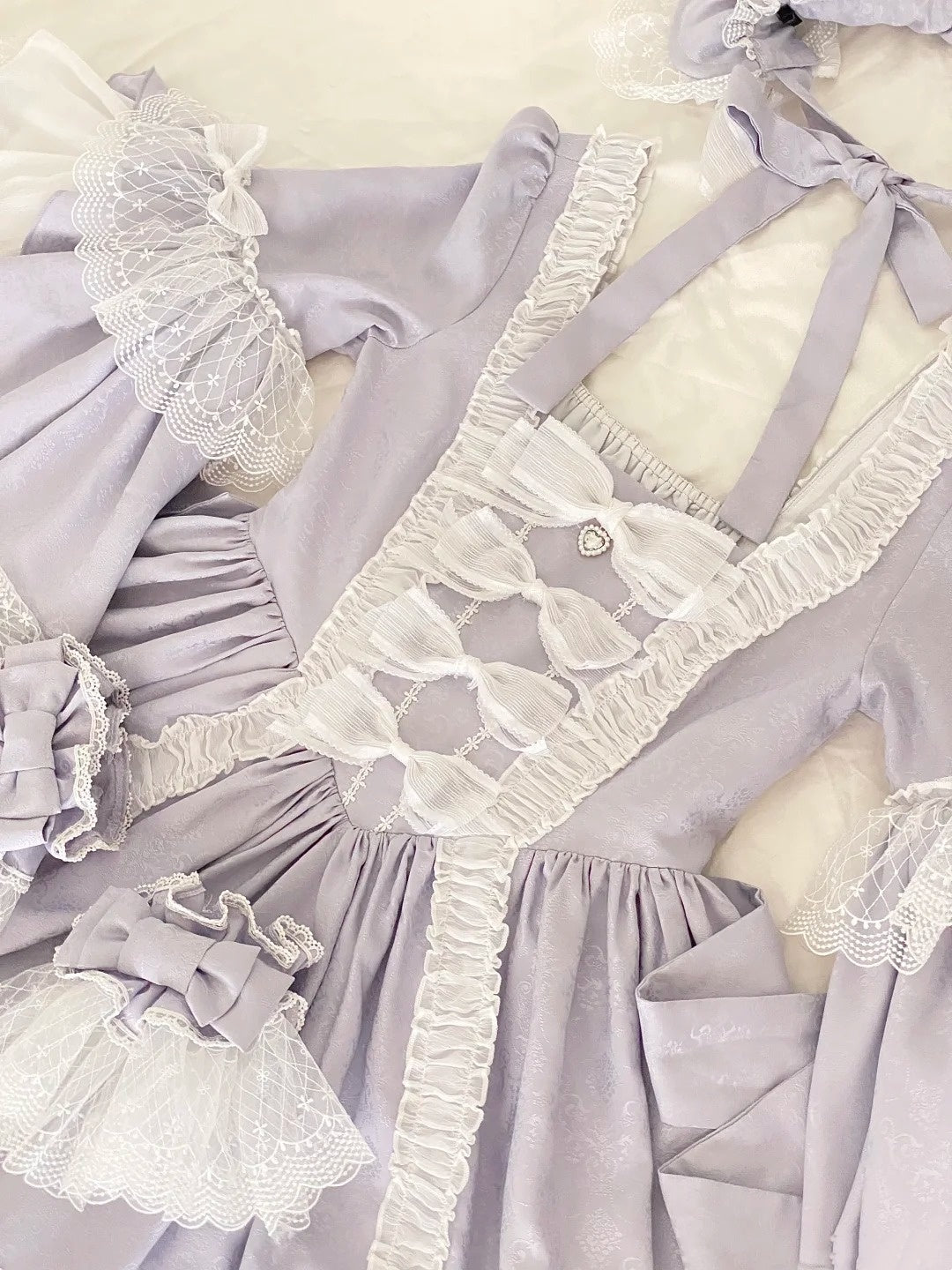 Hellviolettes Satin-Ballkleid mit eckigem Ausschnitt, langen Ärmeln, Stufenrock, Rokoko-Stil, Spitze und Schleife – ideal für Teepartys und Retro-Partys (gh6739)