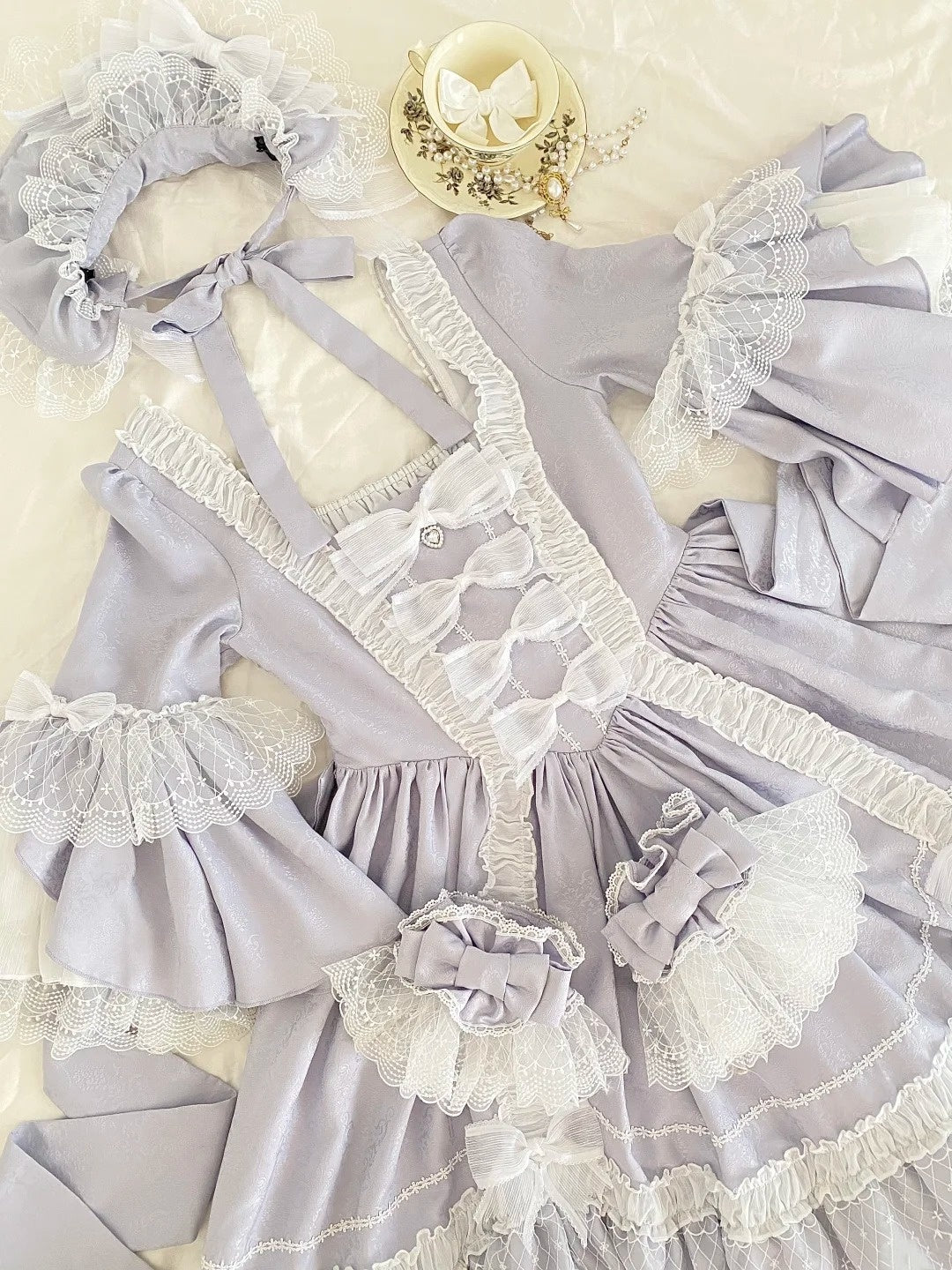 Hellviolettes Satin-Ballkleid mit eckigem Ausschnitt, langen Ärmeln, Stufenrock, Rokoko-Stil, Spitze und Schleife – ideal für Teepartys und Retro-Partys (gh6739)