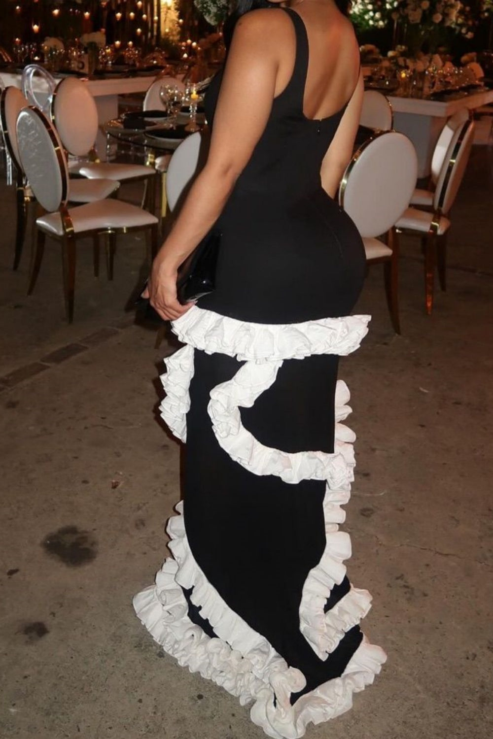 Robe longue sirène à fines bretelles style vintage luxueux et tendance | Robe longue à volants noirs et blancs pour gala, exposition d'art et événement social de luxe gh6441