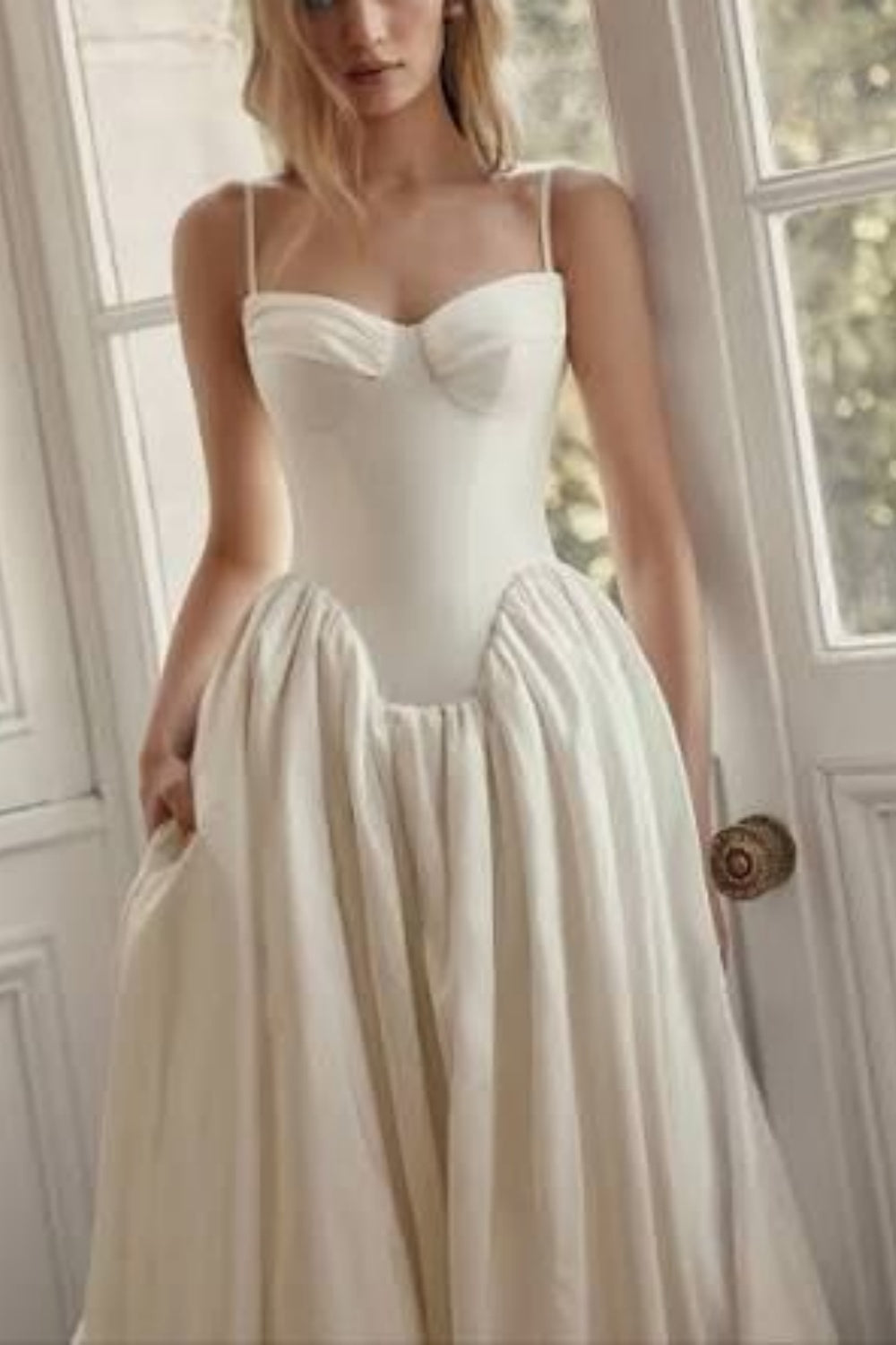 Französisches, leichtes Retro-Kleid mit Spaghettiträgern und Bustier | Tailliertes Maxikleid aus Satin mit weitem Rock für Hochzeiten im Freien, Verlobungen, luxuriöse Dinnerpartys und als Brautjungfernkleid gh6417