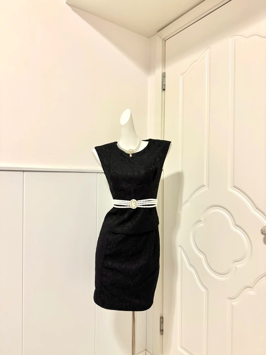 Black Lace Sleeveless Short Cocktail Dress, Round Neck Cap Sleeve Draped Bodice Pearl Rhinestone Sash Sheath Homecoming Party Gown gh9263
