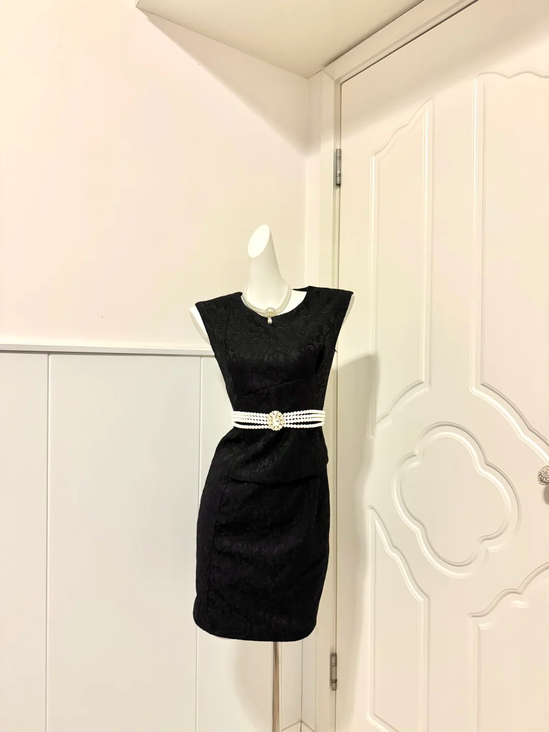 Black Lace Sleeveless Short Cocktail Dress, Round Neck Cap Sleeve Draped Bodice Pearl Rhinestone Sash Sheath Homecoming Party Gown gh9263