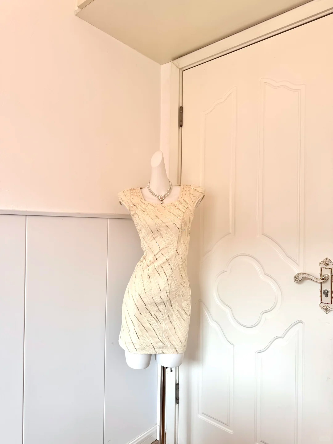 Women Cream Beige Homecoming Dress, Cap Sleeve Square Neck Slim‑Fit Bodycon Mini Dress With All‑Over Diagonal Sequin Beaded Stripe gh9183