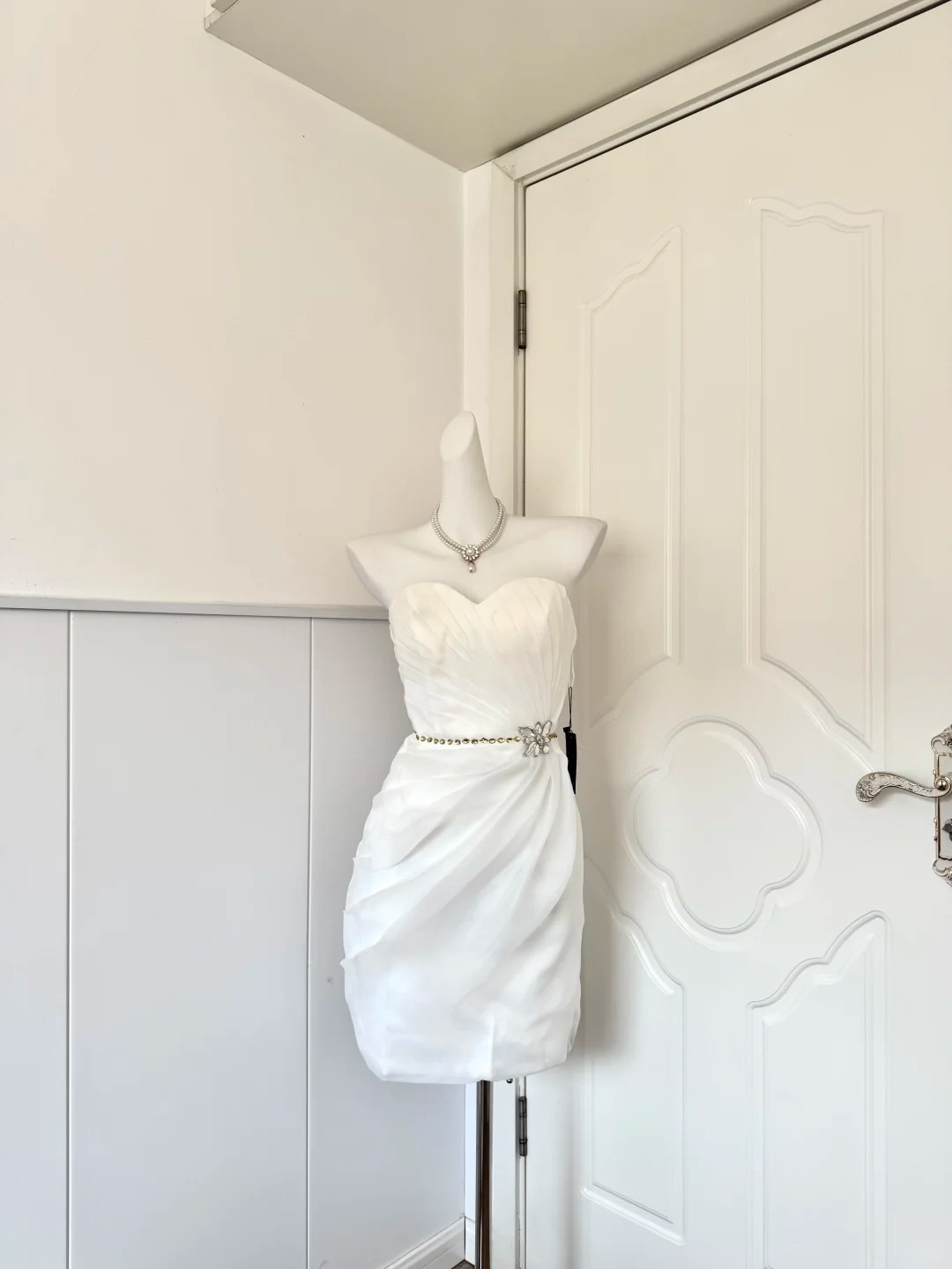 Women White Homecoming Dress, Strapless Sweetheart Neck Pleated Bodice With Rhinestone Floral Belt Draped Ruched Bodycon Mini Party Dress gh9189