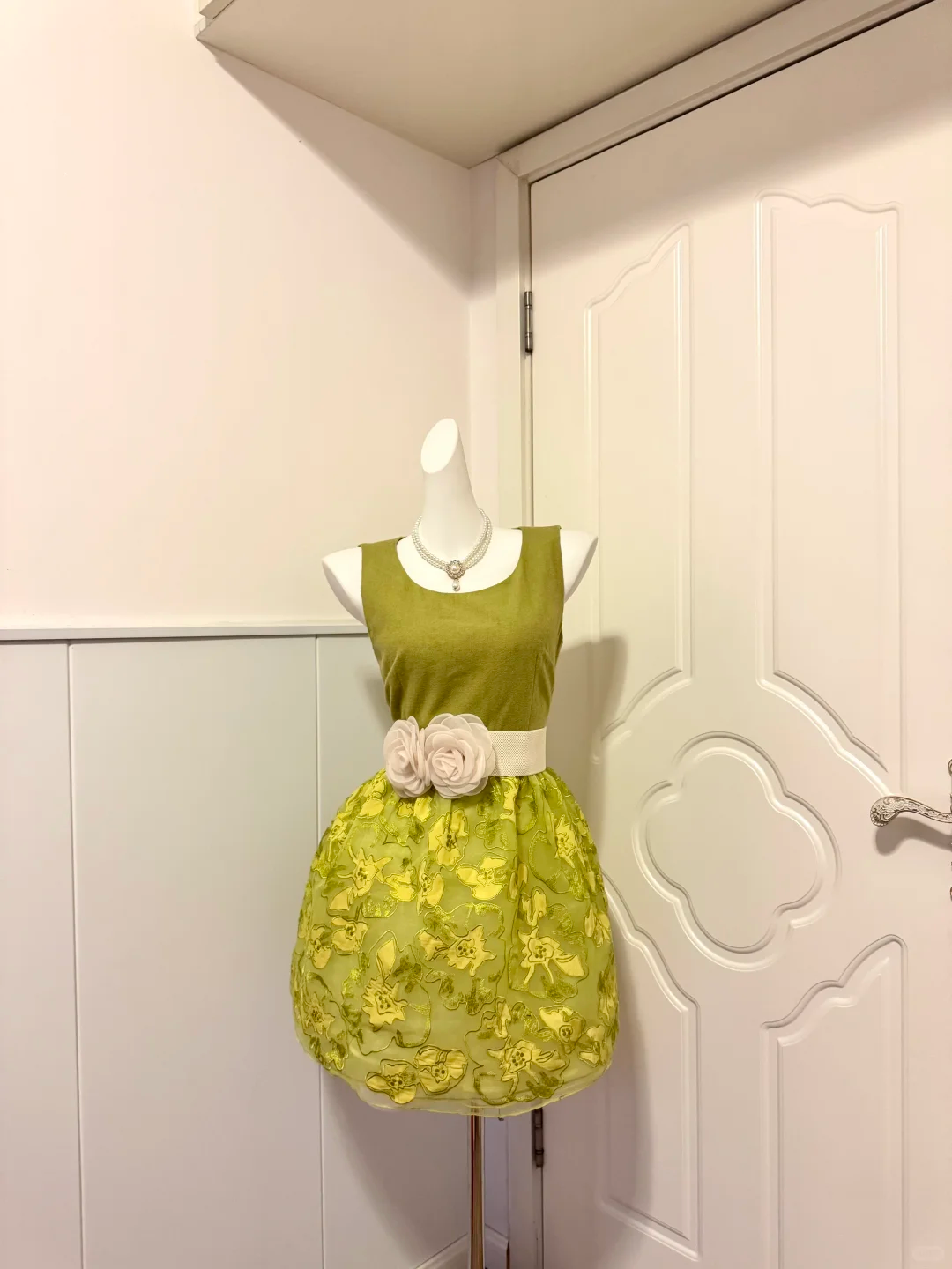 Sage Green Sleeveless Short Cocktail Dress, U‑Neck 3D Fabric Flower Sash Lantern Skirt Homecoming Party Gown gh9176