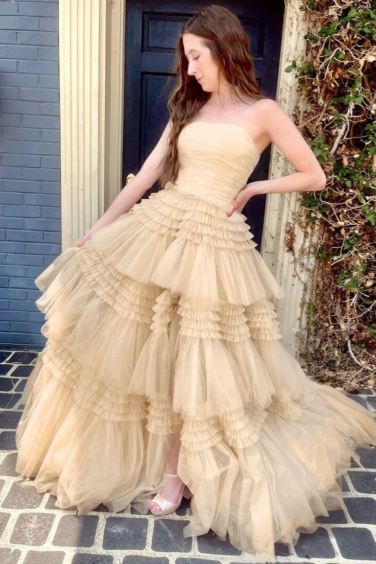Robe de bal longue en tulle sans bretelles avec volants à plusieurs niveaux gh2676
