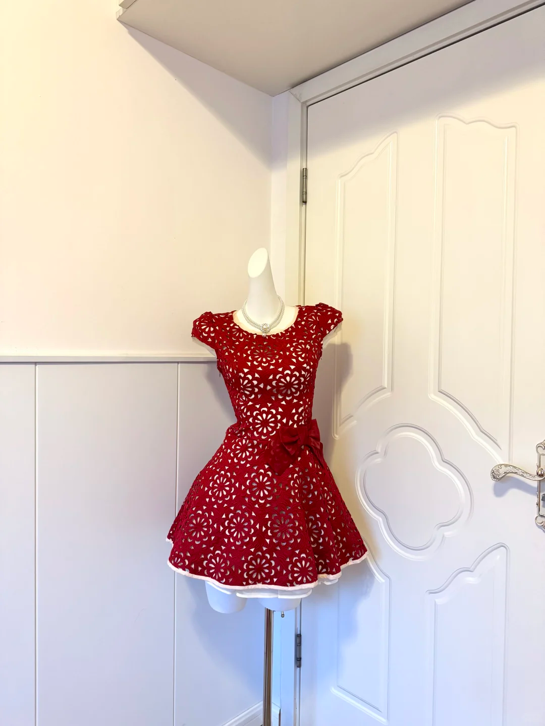 Burgundy Cut‑Out Lace Short Cocktail Dress, Cap Sleeve Round Neck Bow Sash A‑Line Homecoming Party Gown gh9174