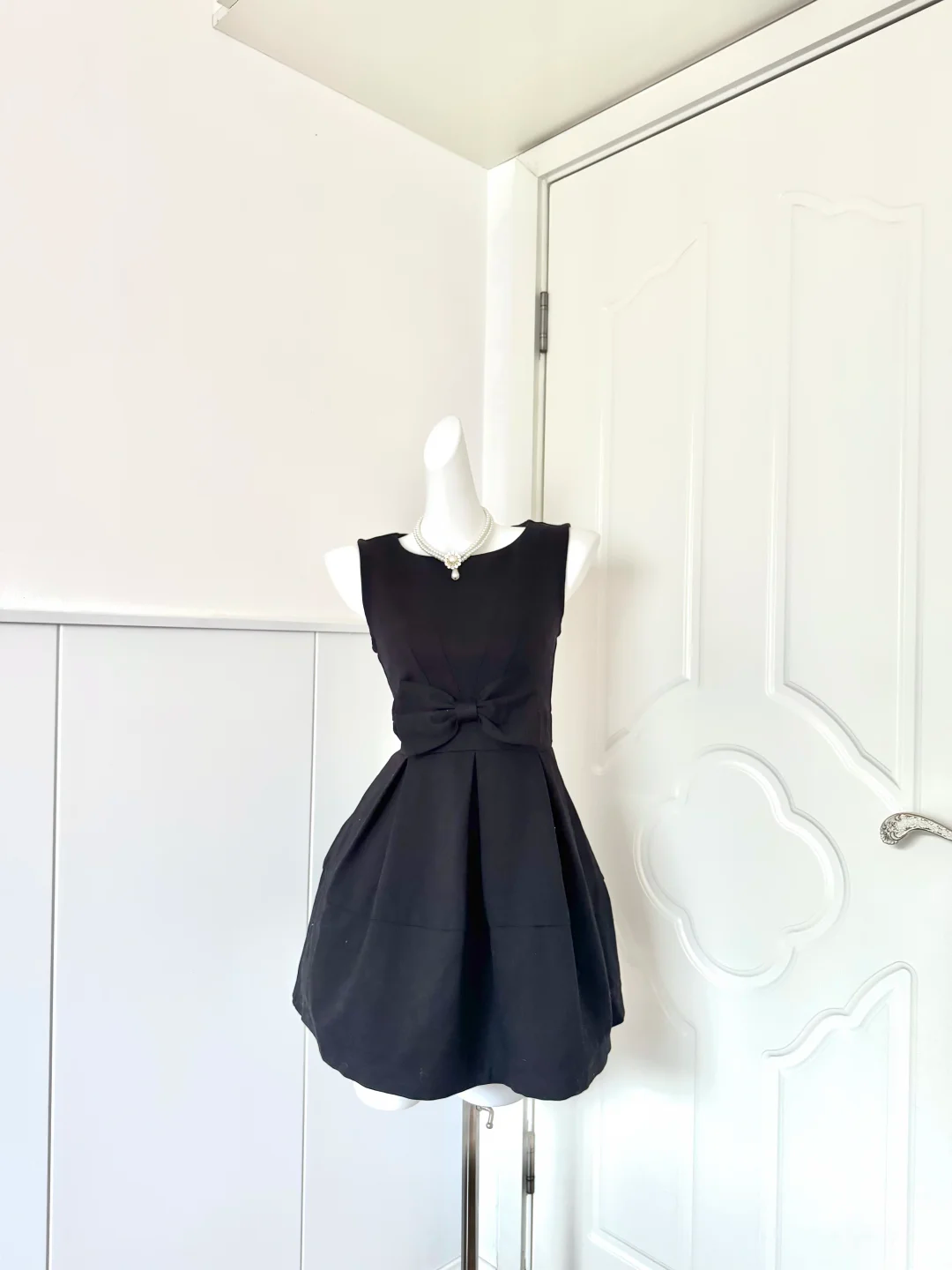 Women Black Homecoming Dress, Sleeveless Round Neck Classic Plain Fabric Matching Waist Bow Pleated Bubble A‑Line Mini Cocktail Party Dress gh9223