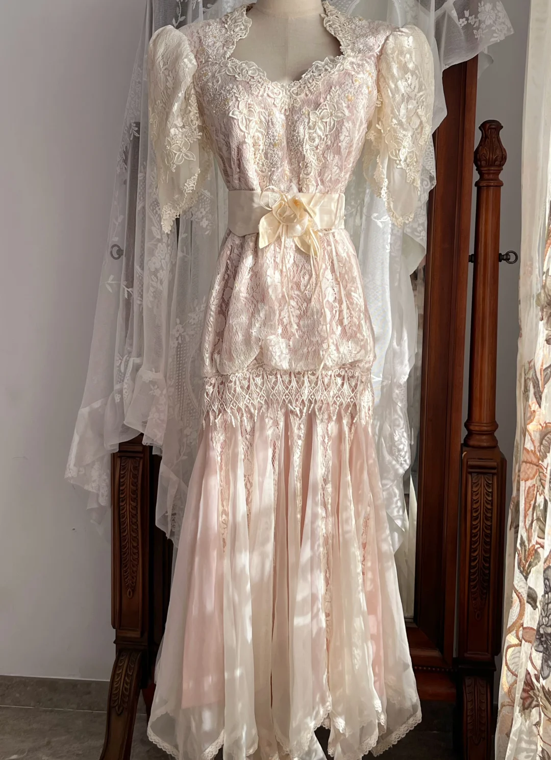 Light Pink Scalloped V Neck Floral Lace Vintage Victorian Maxi Prom Dress gh9311