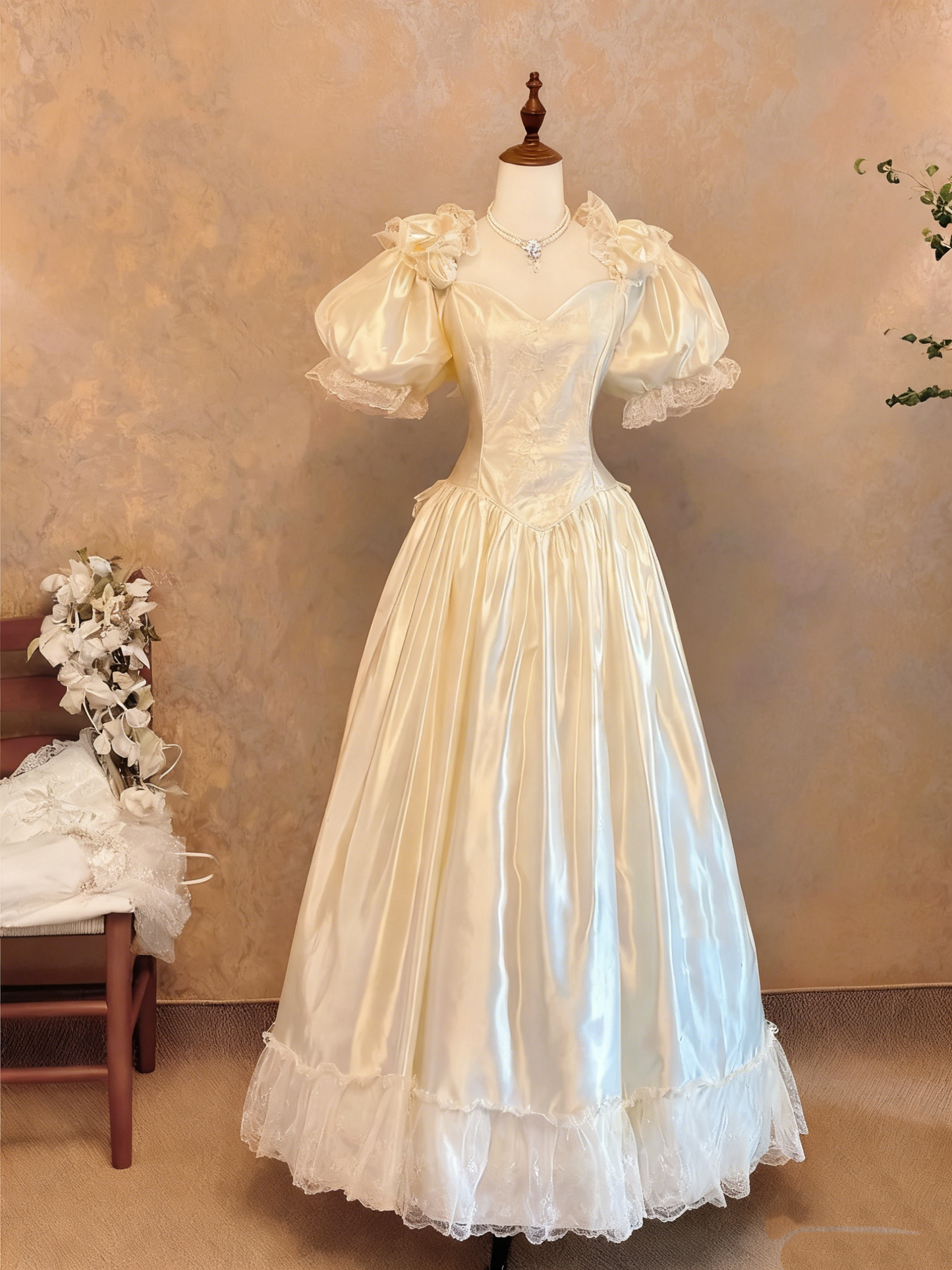 girlhomeshops-Cremefarbenes Satin-Kleid im Retro-Stil mit Puffärmeln, Spitzenverzierungen und bodenlanger Silhouette gh6361