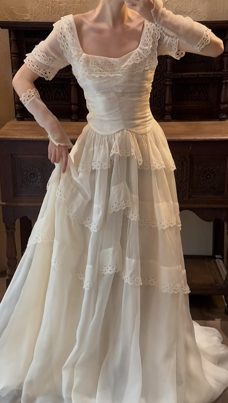 Off‑White Square Neck Vintage Wedding Gown, Eyelet Lace Ruffle Short Sleeve Tiered Cake Tulle Train Bridal Dress gh9064