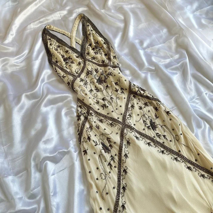 Robe de soirée longue à col en V beige exquise et élégante à motifs floraux gh2941