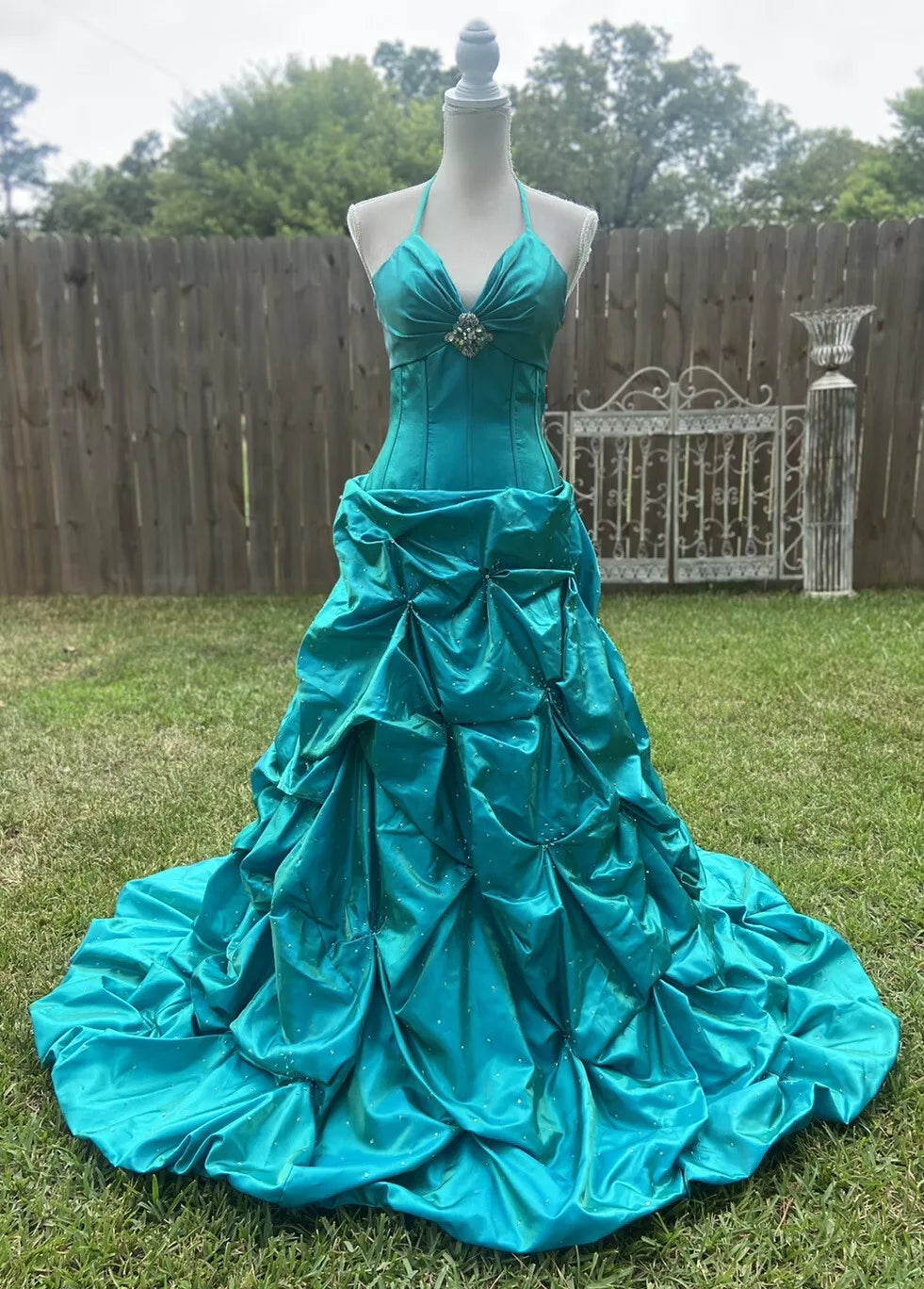 Wunderschönes, langes, elegantes Ballkleid aus Satin mit Vintage-Riemen in Grün, gh3311