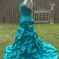 Wunderschönes, langes, elegantes Ballkleid aus Satin mit Vintage-Riemen in Grün, gh3311