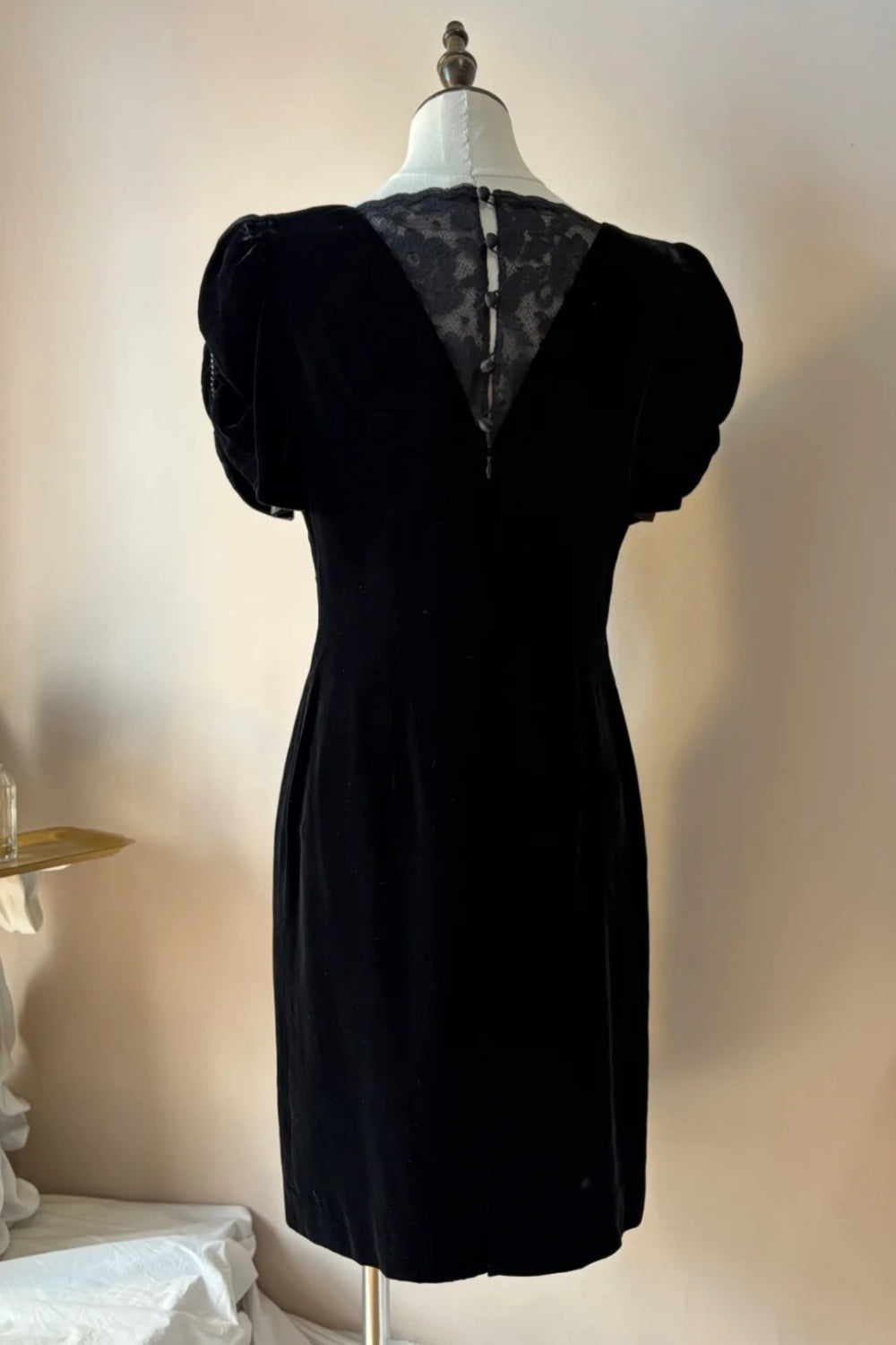 [Ambiance Hepburn] Robe de soirée moulante en velours noir avec dos en dentelle et manches bouffantes gh7009