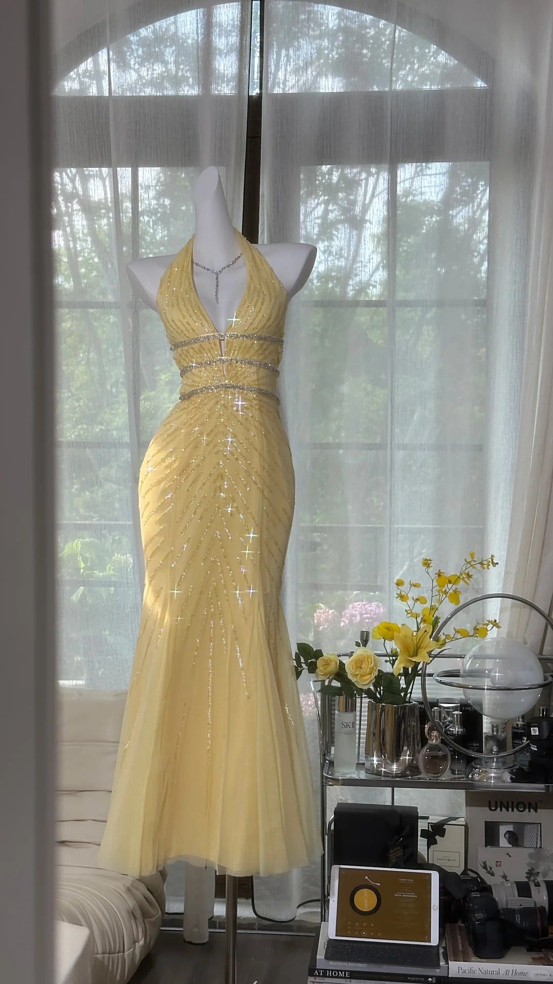 Robe de soirée longue en mousseline de soie jaune brillante et perlée gh4745