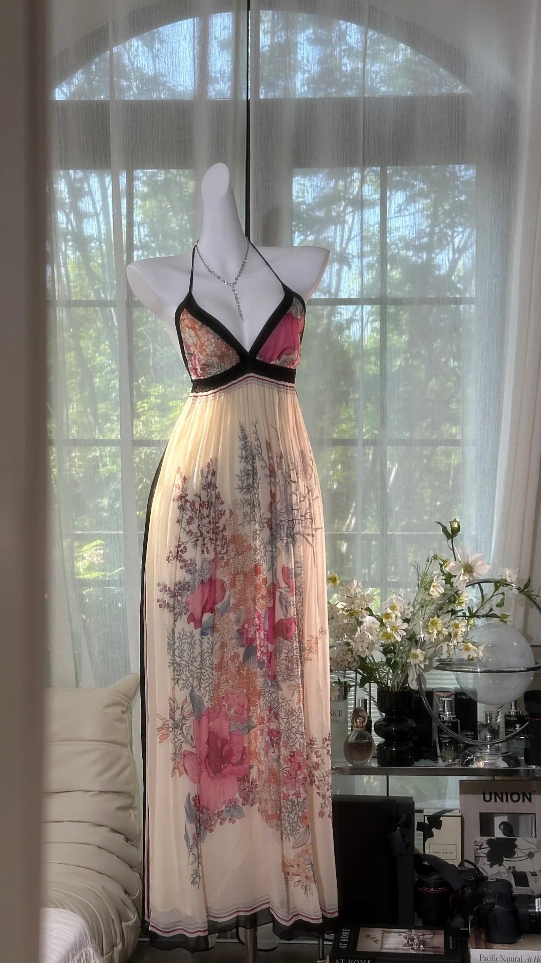 Girlhomeshops - Beige Exquisites Blumenmuster Rückenfreies Neckholder Langes Chiffon Ballkleid Abendkleid Partykleid gh5076