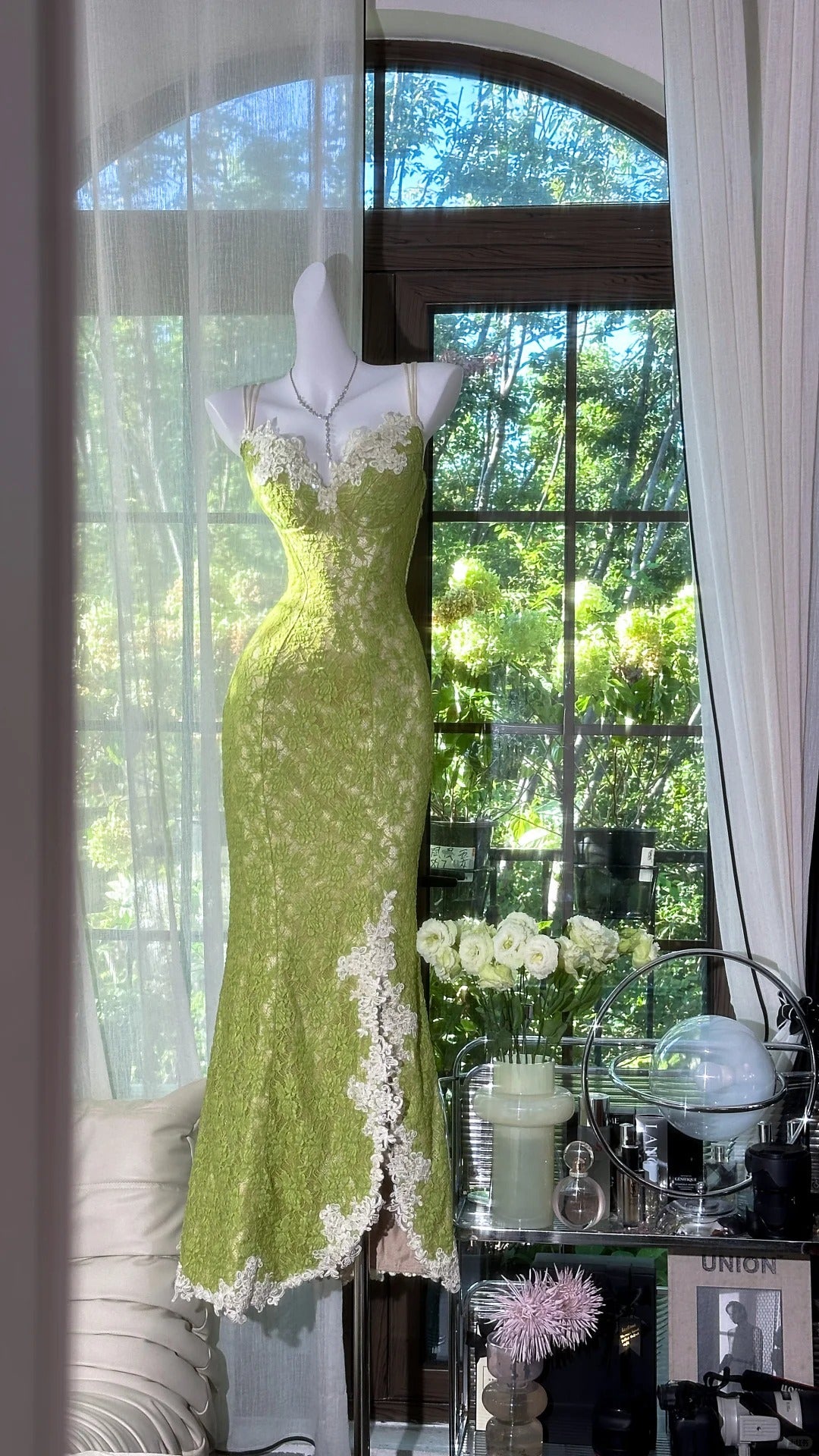 girlhomeshops – Wunderschönes und bezauberndes, elegantes, grünes Ballkleid mit langen Spaghettiträgern aus Spitze, gh5590