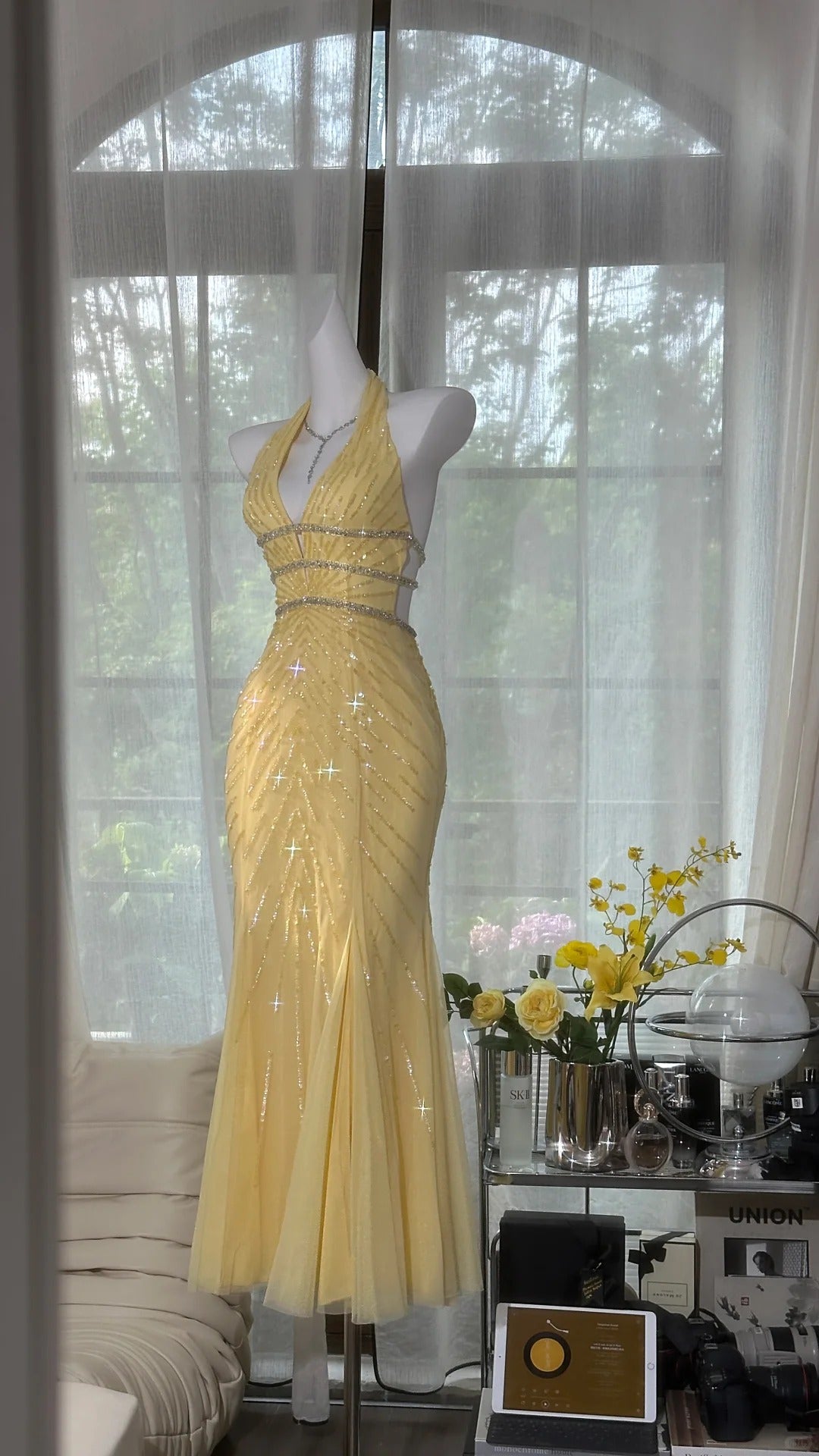 Robe de soirée longue en mousseline de soie jaune brillante et perlée gh4745
