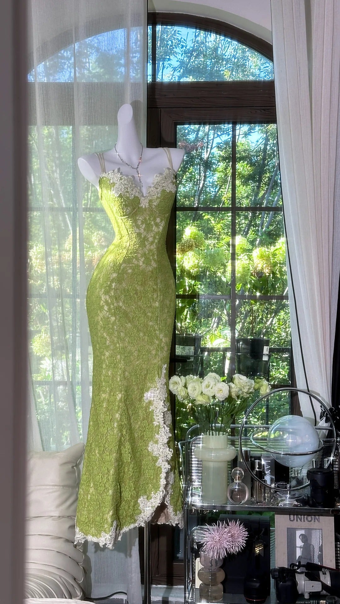 girlhomeshops – Wunderschönes und bezauberndes, elegantes, grünes Ballkleid mit langen Spaghettiträgern aus Spitze, gh5590