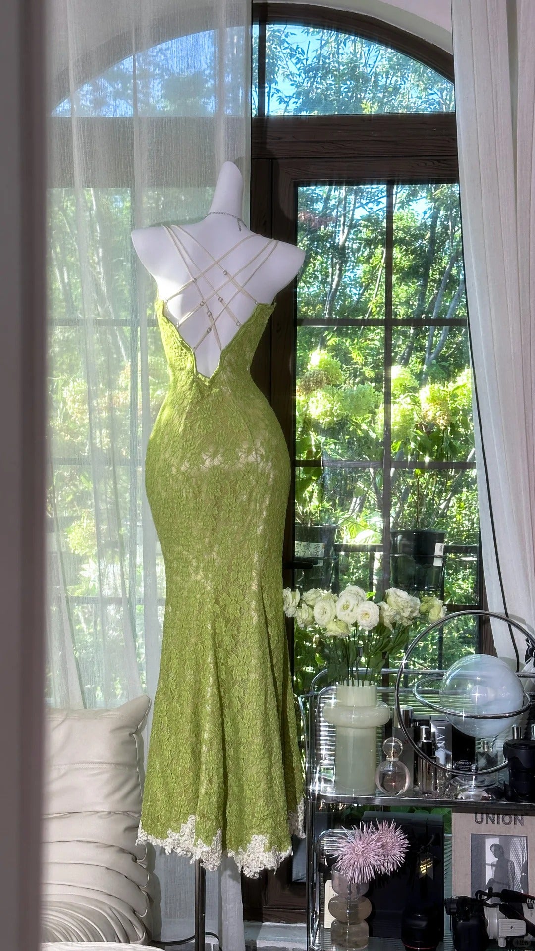 girlhomeshops – Wunderschönes und bezauberndes, elegantes, grünes Ballkleid mit langen Spaghettiträgern aus Spitze, gh5590