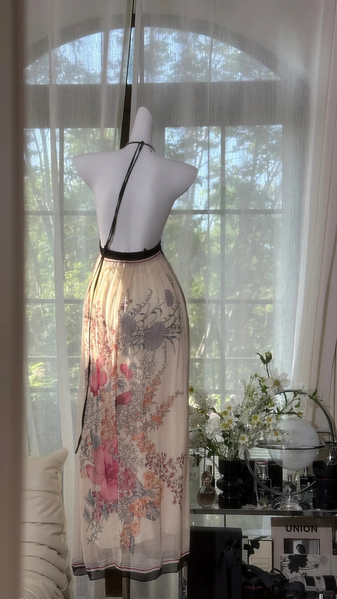 Girlhomeshops - Beige Exquisites Blumenmuster Rückenfreies Neckholder Langes Chiffon Ballkleid Abendkleid Partykleid gh5076
