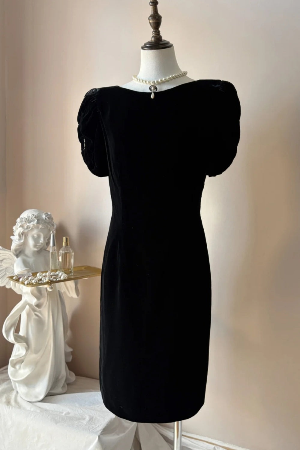 [Ambiance Hepburn] Robe de soirée moulante en velours noir avec dos en dentelle et manches bouffantes gh7009