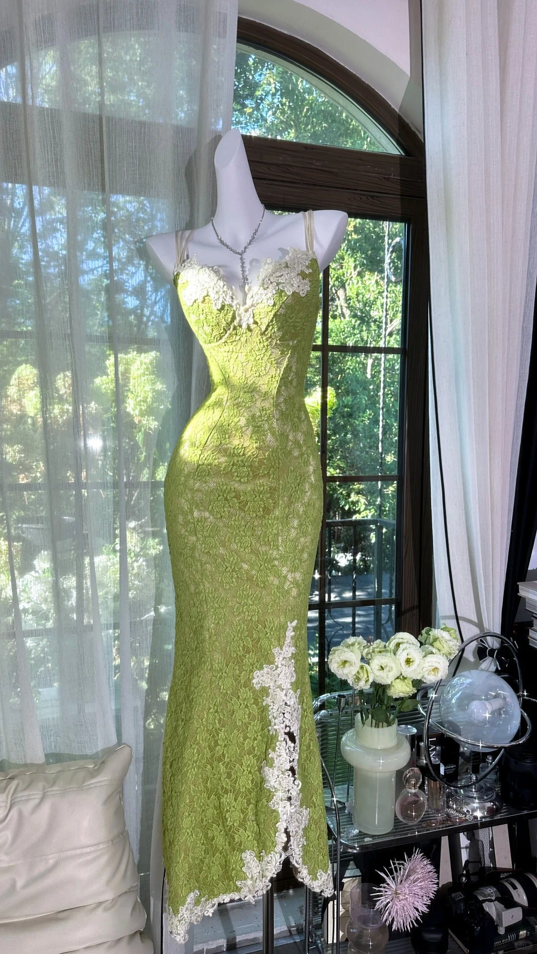 girlhomeshops – Wunderschönes und bezauberndes, elegantes, grünes Ballkleid mit langen Spaghettiträgern aus Spitze, gh5590