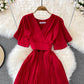 Einfaches kurzes Kleid mit V-Ausschnitt A-Linie Modekleid 10728