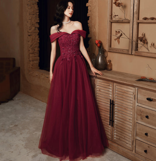 Robe de soirée longue en dentelle bordeaux avec perles 10114