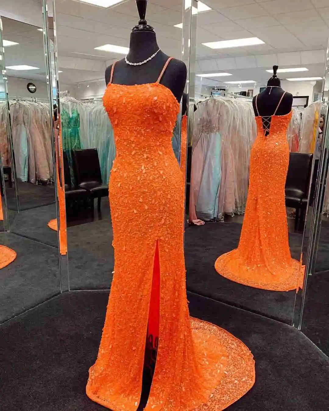 Meerjungfrau-Abschlussballkleid mit Pailletten in Orange und Schlitz gh842