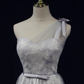 Belle robe de demoiselle d'honneur à lacets à une épaule gris clair, jolie robe de soirée grise gh411