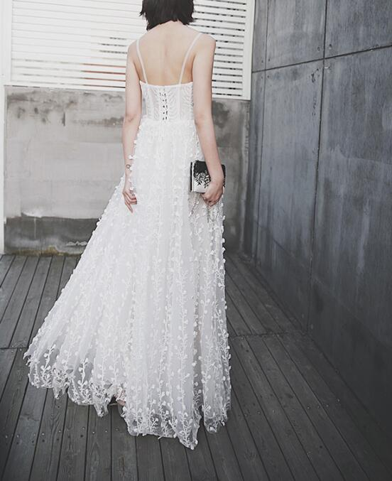 Robe de soirée longue élégante à bretelles blanches et à fleurs gh378