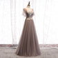 Langes Abschlussballkleid mit V-Ausschnitt und Spitze 8319