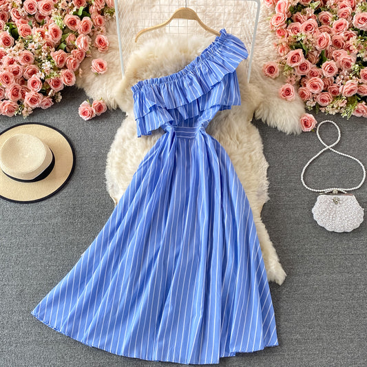 Jolie robe à rayures bleues à une épaule 518