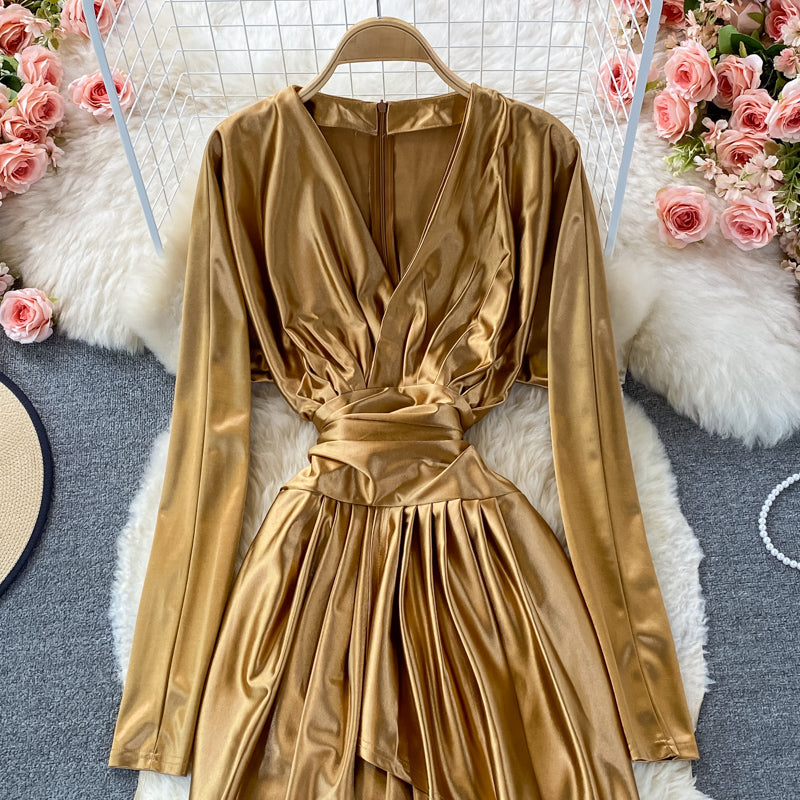 Robe taille haute en satin avec décolleté en V fin et irrégulier 3352