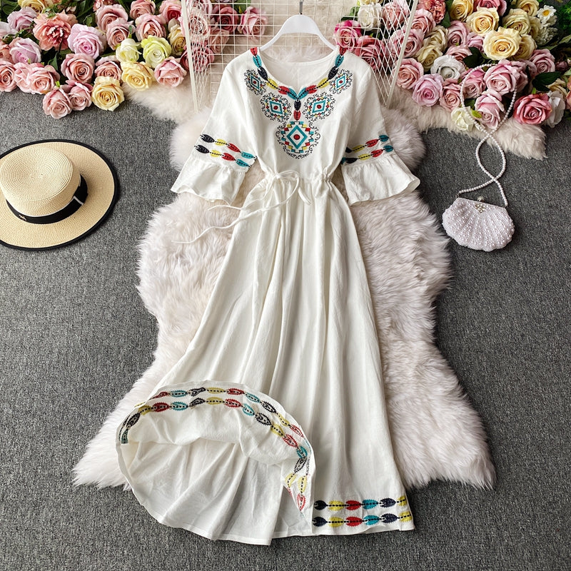 Robe de vacances ample en coton chanvre à manches trompettes brodées et col en V 2948