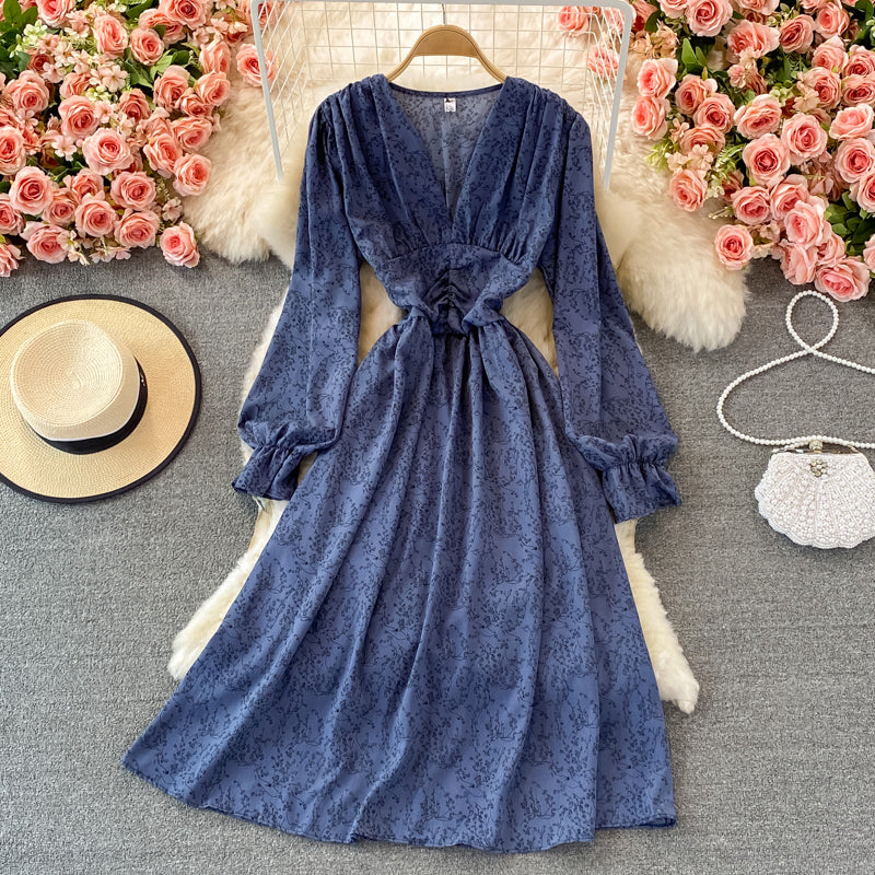Robe fleurie plissée à taille haute, col en V, manches bouffantes 3363