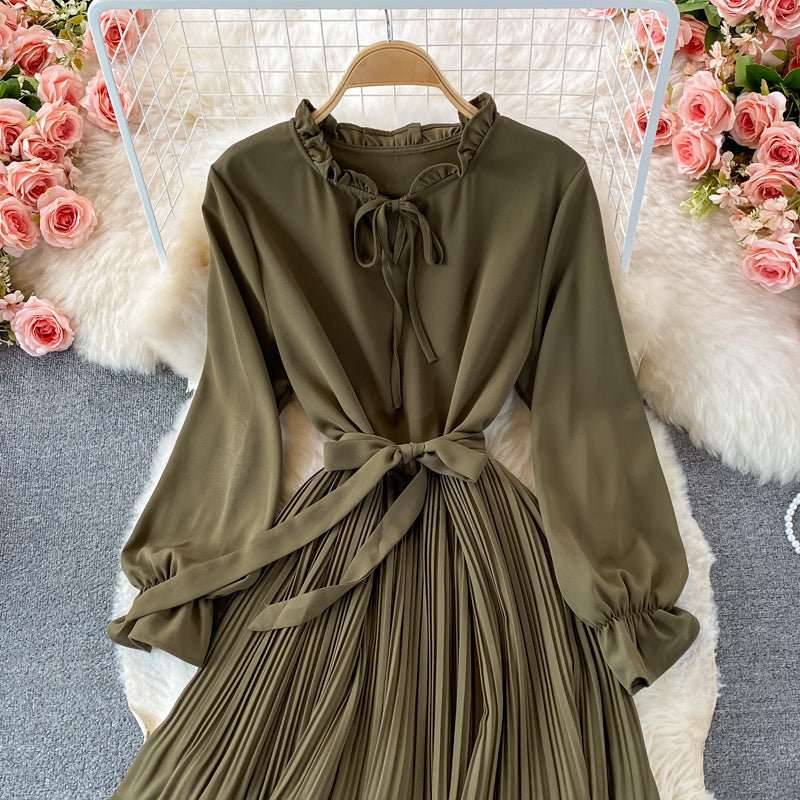 Robe plissée légère à taille fine et col montant 3242