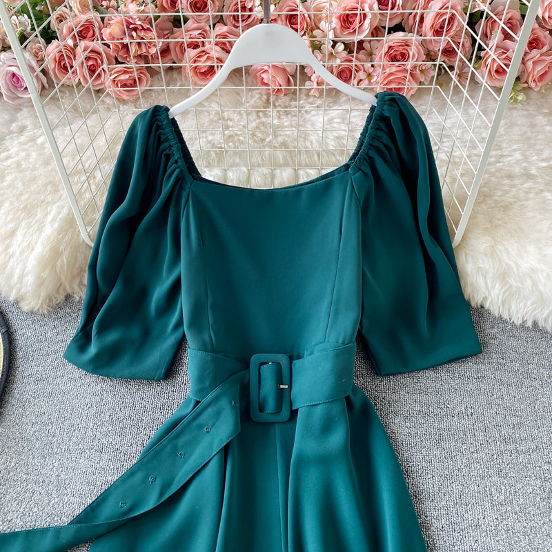Robe moulante à col carré et manches bouffantes avec lacets à la taille et dos nu 3170