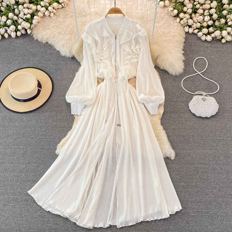 Robe plissée à volants fins avec manches bouffantes et fermeture à la taille 3386