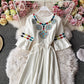 Robe de vacances ample en coton chanvre à manches trompettes brodées et col en V 2948