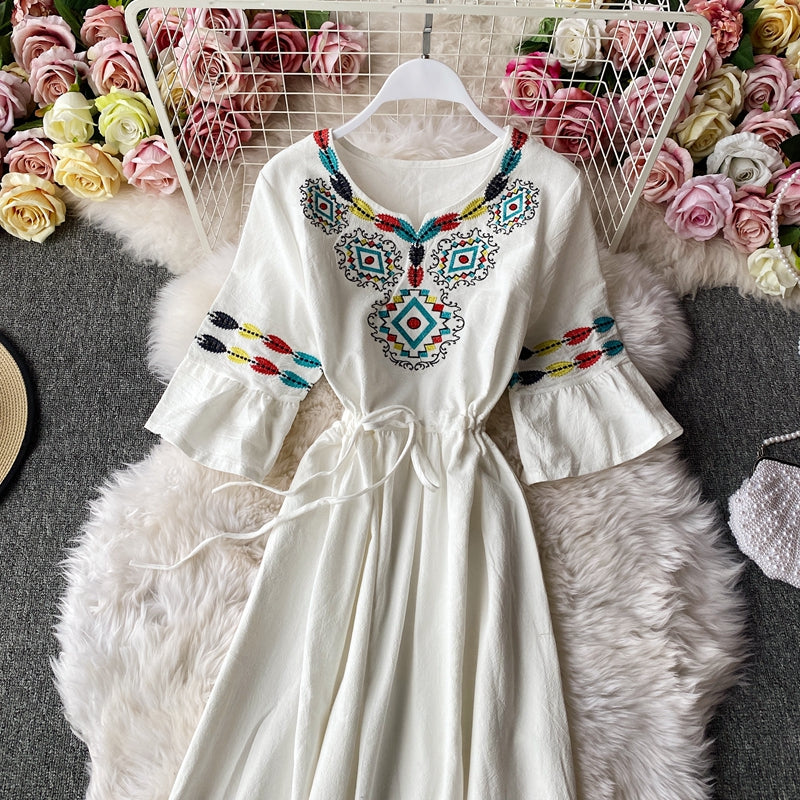 Robe de vacances ample en coton chanvre à manches trompettes brodées et col en V 2948