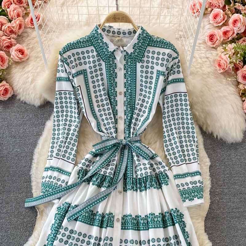 Robe simple boutonnage à revers et lacets à imprimé doux 3368